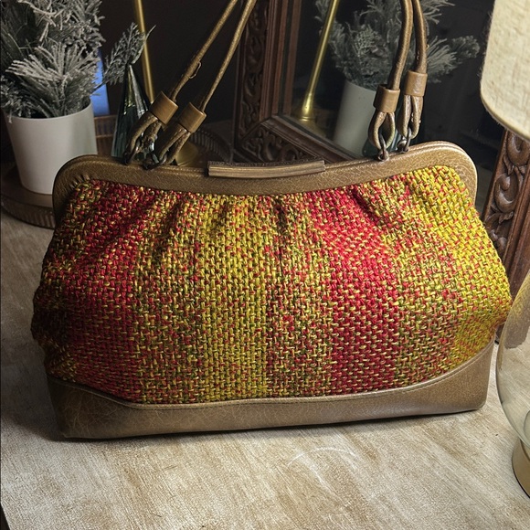 Vintage woven bag with metal clasp. Straps are not real leather, super cute bag! - Picture 8 of 8